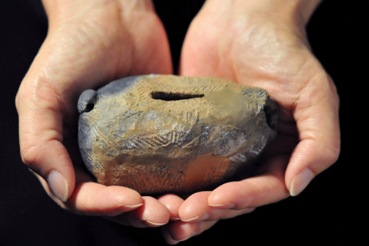 dai_weltweit's tweet photo. Diese Tonflöte in Vogelgestalt stammt von den Jägern und Sammlern der Jomon-Kultur auf Hokkaido, der nördlichsten Insel Japans. Die Kolleg*innen unserer Außenstelle Peking haben sie auf ihrem Blog "Bridging Eurasia" wieder zum Klingen gebracht: https://t.co/Ppdprw6hhc
#DAI4all https://t.co/dH1bYQ4eUf