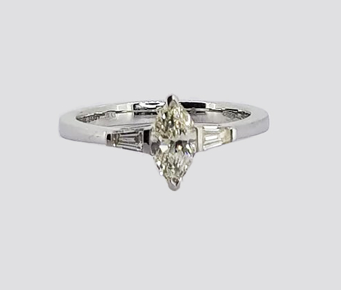 jewellerydiscov's tweet image. A unique twist on the classic diamond engagement ring..... 💍

A single marquise-cut diamond flanked by tapered baguette-cut diamond set shoulders. 👌

More details: ow.ly/ho2q50AXaTr

#gettingengaged #engagementrings #diamondrings #proposal #gettingmarried #finejewellery #