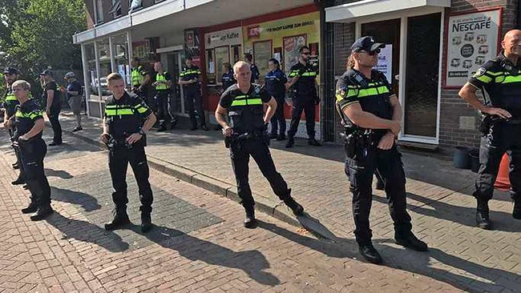 Hardwerkende Twentse ondernemer moet verplicht deuren sluiten ivm #Corona. Politie pontificaal voor de deur. Ongelooflijk. Wat zou het toch mooi zijn als de politie dit zou doen tegen het tuig op het strand...