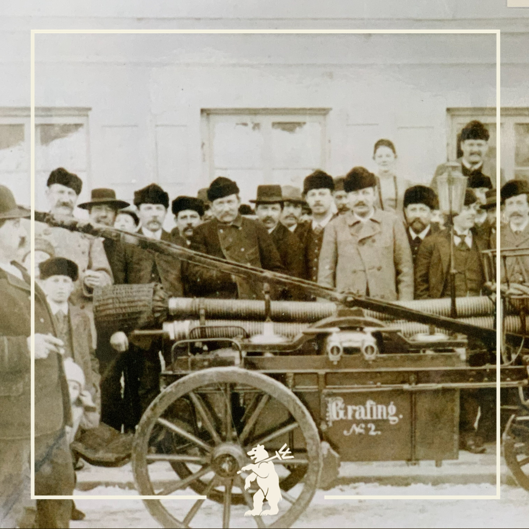 GrafingV's tweet photo. Anno Dazumal: Unser "damaliger Chef" und Bürgermeister (ganz links - Korbinian Wild) begutachtet die neue Feuerwehrspritze (Bild um 1890) - danach san's sicher alle in die Wirtschaft! 😀 https://t.co/VfVdmlHgjR