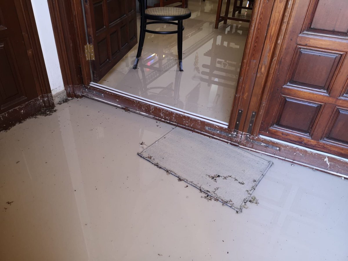 ermitagilena's tweet photo. La Ermita también sufrió graves consecuencias de la terrible tormenta que arrasó con nuestro pueblo. Agradecer a cada una de las personas que ayudaron en su limpieza para que su estado vuelva a la normalidad. GRACIAS! https://t.co/iFabWu5gJD