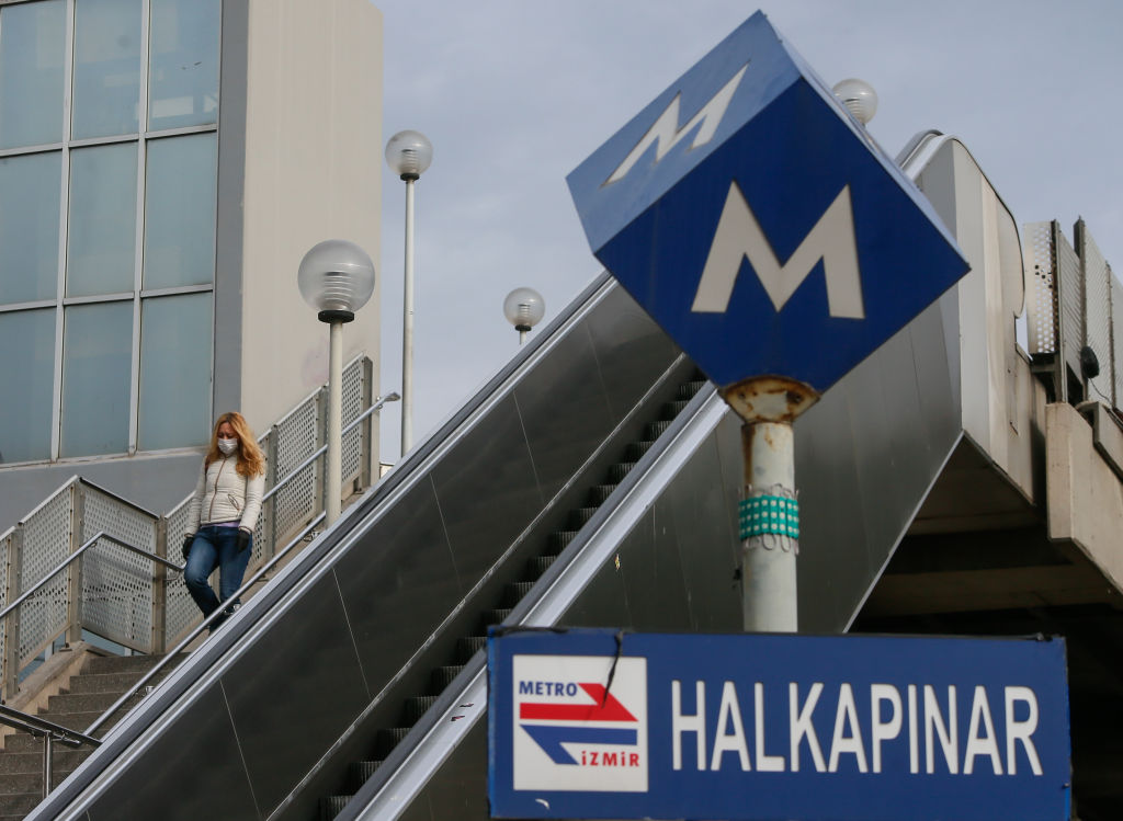 İzmir’de 90 dakikalık ücretsiz aktarma uygulamasının değişmesi gündeme geldi, #90DakikamaDokunma etiketi TT oldu bbc.in/2E3Qute