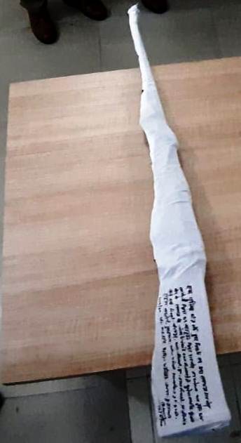 थाना मझोला <a href="/moradabadpolice/">MORADABAD POLICE</a> व एसओजी की संयुक्त टीम द्वारा दि0 12-08-20 की रात्रि कार शोरुम के सुरक्षा गार्ड की गोली मारकर हत्या करने की घटना का 24 घंटे में सफल अनावरण कर 02 अभियुक्तों को 01 लाईसेन्सी रायफल 315 बोर व 03 जिन्दा व 01 खोखा कारतूस सहित गिरफ्तार किया गया। <a href="/Uppolice/">UP POLICE</a>