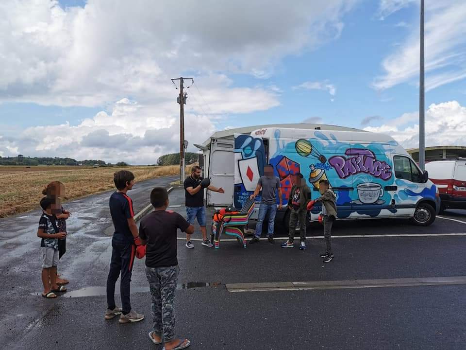 Assomediation86's tweet photo. #Boxeeducative cet après-midi sur l'aire d'accueil des #gensduvoyage à naintre de @grandchatellerault en partenariat avec l'ADAPGV et ce malgré la pluie.
Bravo aux jeunes pour leur participation 👍 https://t.co/b0kG22qlC9