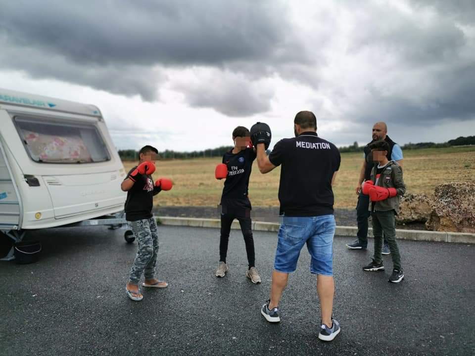 Assomediation86's tweet photo. #Boxeeducative cet après-midi sur l'aire d'accueil des #gensduvoyage à naintre de @grandchatellerault en partenariat avec l'ADAPGV et ce malgré la pluie.
Bravo aux jeunes pour leur participation 👍 https://t.co/b0kG22qlC9