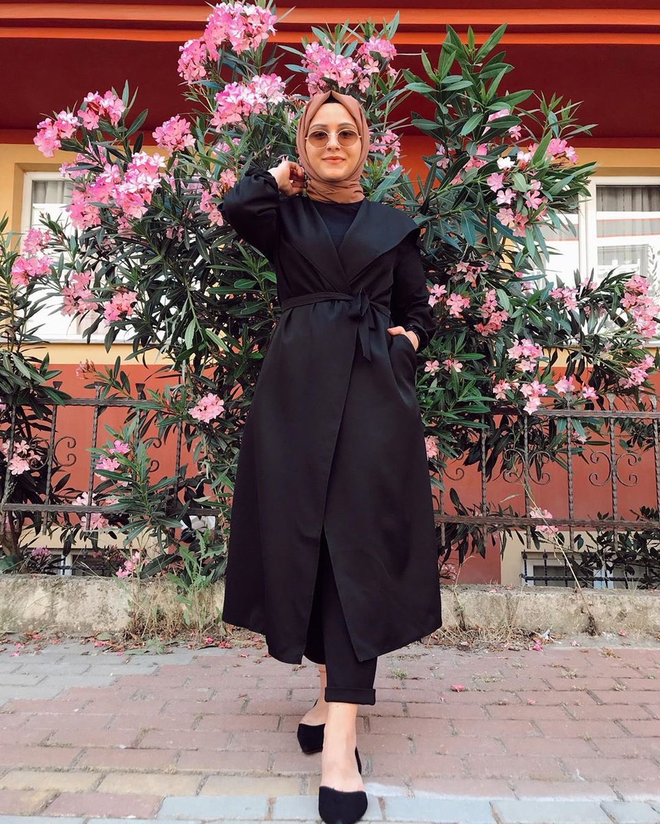 bugunnekombin's tweet photo. Günün rengi Siyah 🖤

Gizemli renklerden biri olan Siyah, güç, sadakat, özgüven, kararlılık ve zarafetin temsilcisidir. Siyah renk prestiji simgeler.

Günün son kombininde #dilarakarlı beli kuşaklı siyah renk takımı ile zarafetini yansıtmıştır🖤
#fashionblogger #hijab #tesettur https://t.co/eTnud93SA0