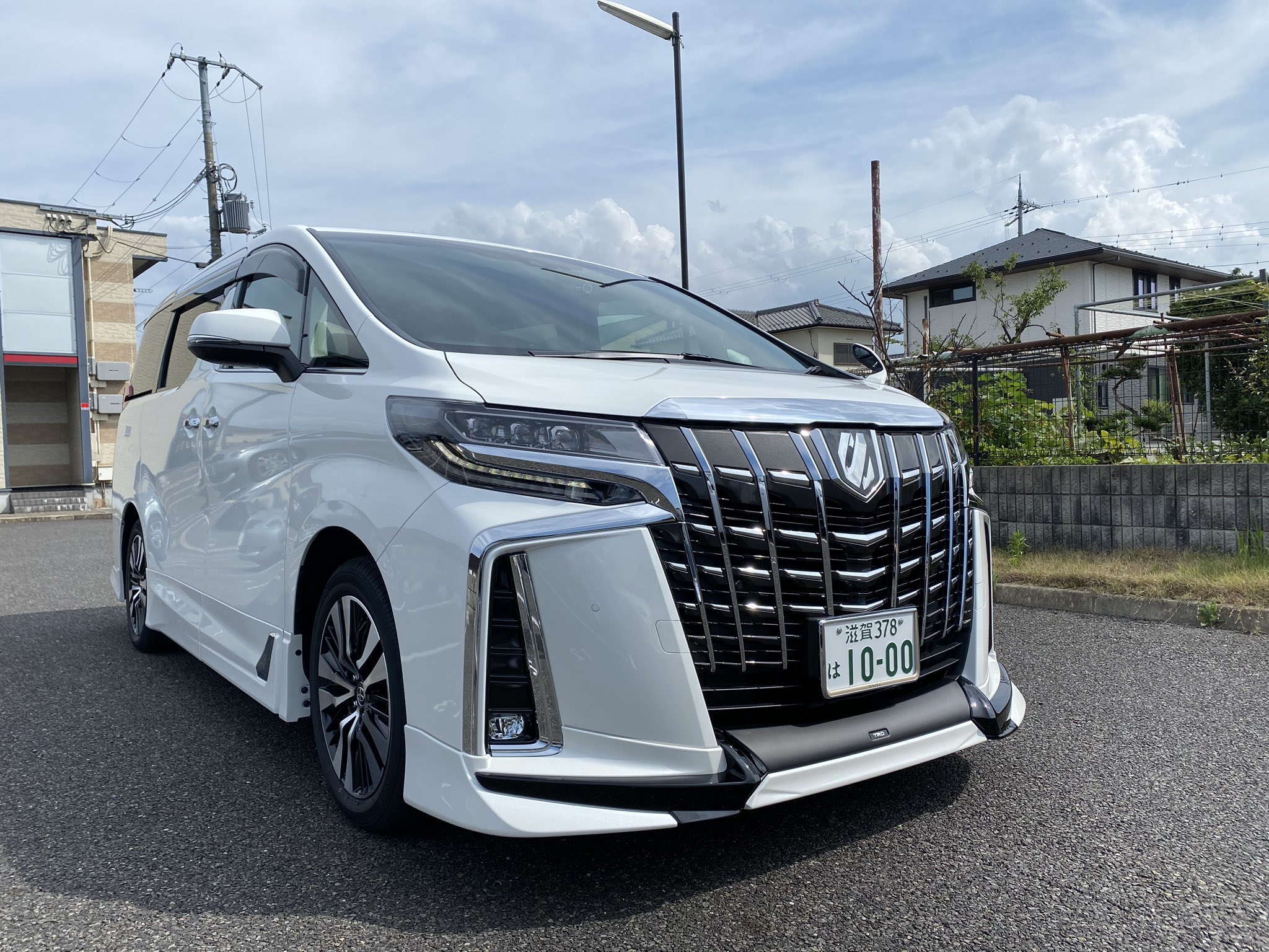 Hi Ro アルファード買って届いたのが8月9日 もう560km走ったよ 洗車グッズ買い揃えたし明日は洗車祭り Trdのエアロのデザインとマフラーの音最高 30アルファード Trd T Co Ude6ereqc9 Twitter