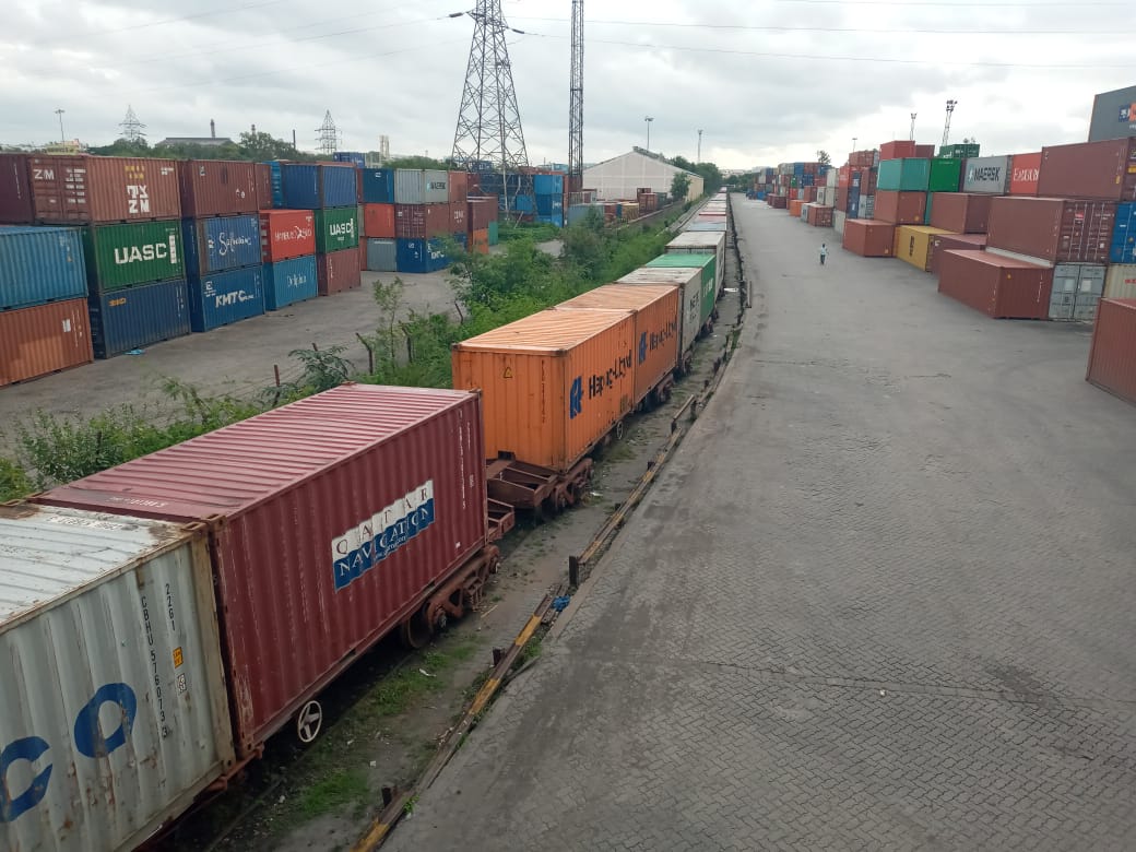 ScrConcor's tweet photo. @concor_india  in tune with our ethos of "Customer Value Creation", we have started Time Tabled trains from ICD, Sanathnagar to JNPT, after which 70% of the trains are reaching within 2 days and the remaining 30% are reaching within 3 days
@RailMinIndia https://t.co/H8E2DrMFIH