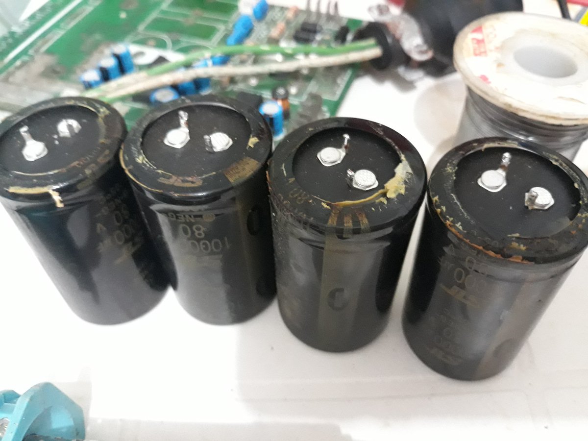 ProAudioNat's tweet image. Capacitores secos, fuente dañada. Pertenecen a amplificado #backstage 
#FelizJueves  #audioprofesional #Reparations #PlayaDelCarmen