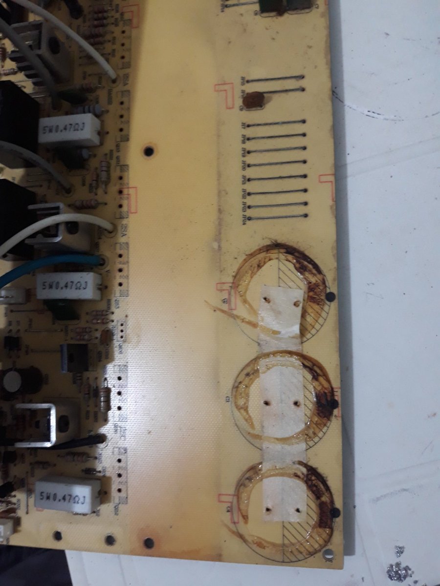 ProAudioNat's tweet image. Capacitores secos, fuente dañada. Pertenecen a amplificado #backstage 
#FelizJueves  #audioprofesional #Reparations #PlayaDelCarmen