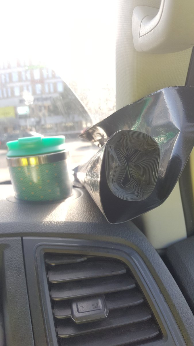 SkojaAldrigPapi's tweet photo. Om man räknar ringarna i soprullen så får man reda på hur gammal den är https://t.co/4CwlfRTaha