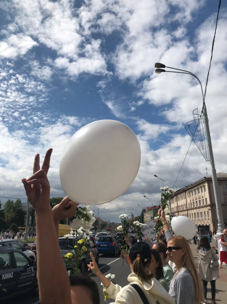 jowita_chudzik's tweet photo. W całej Białorusi trwa akcja Łańcuch Solidarności Kobiet. Dzielne białoruskie dziewczyny stoją z kwiatami wzdłuż ulic, aby zaprotestować przeciw brutalnej przemocy i upomnieć się o wolność dla aresztowanych. Niesamowite!
⚪️🔴⚪️ https://t.co/8Y57pPdVyZ