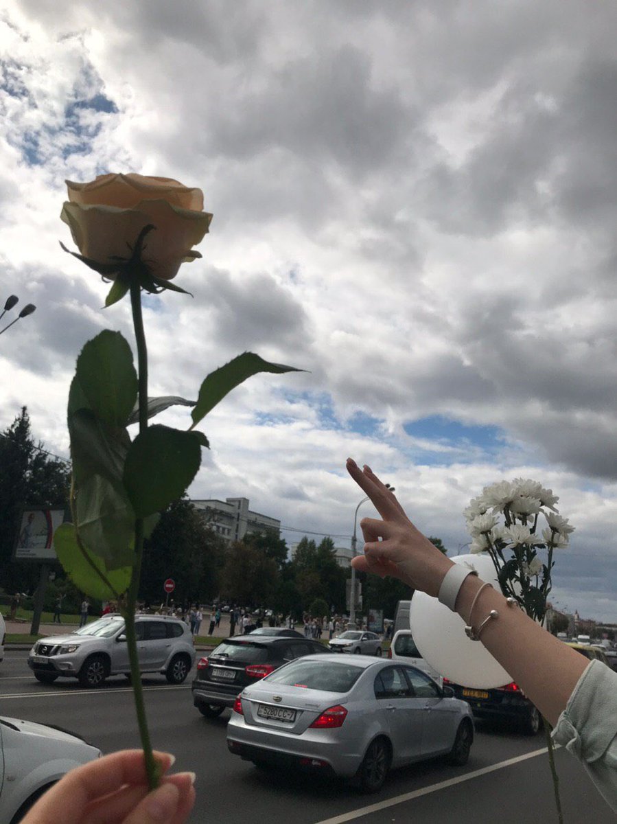 jowita_chudzik's tweet photo. W całej Białorusi trwa akcja Łańcuch Solidarności Kobiet. Dzielne białoruskie dziewczyny stoją z kwiatami wzdłuż ulic, aby zaprotestować przeciw brutalnej przemocy i upomnieć się o wolność dla aresztowanych. Niesamowite!
⚪️🔴⚪️ https://t.co/8Y57pPdVyZ