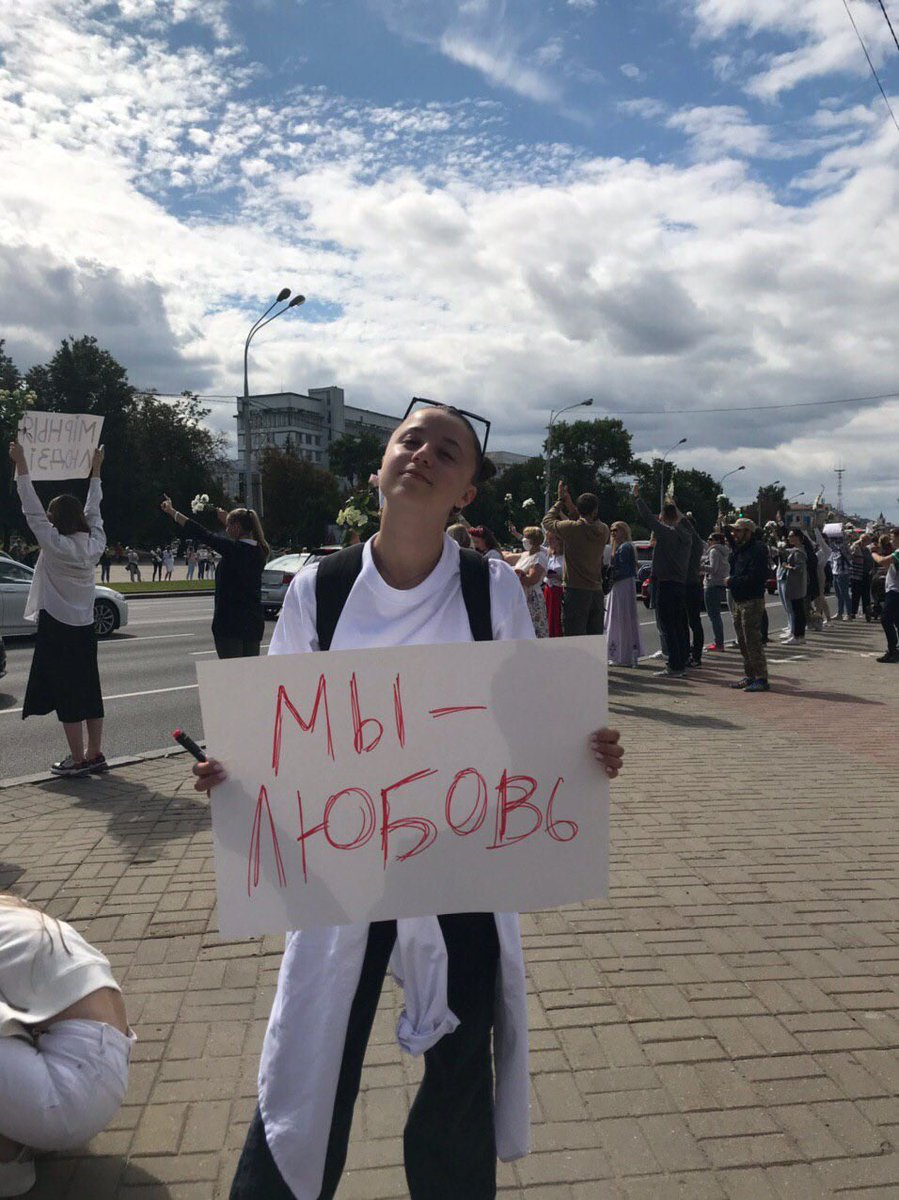jowita_chudzik's tweet photo. W całej Białorusi trwa akcja Łańcuch Solidarności Kobiet. Dzielne białoruskie dziewczyny stoją z kwiatami wzdłuż ulic, aby zaprotestować przeciw brutalnej przemocy i upomnieć się o wolność dla aresztowanych. Niesamowite!
⚪️🔴⚪️ https://t.co/8Y57pPdVyZ