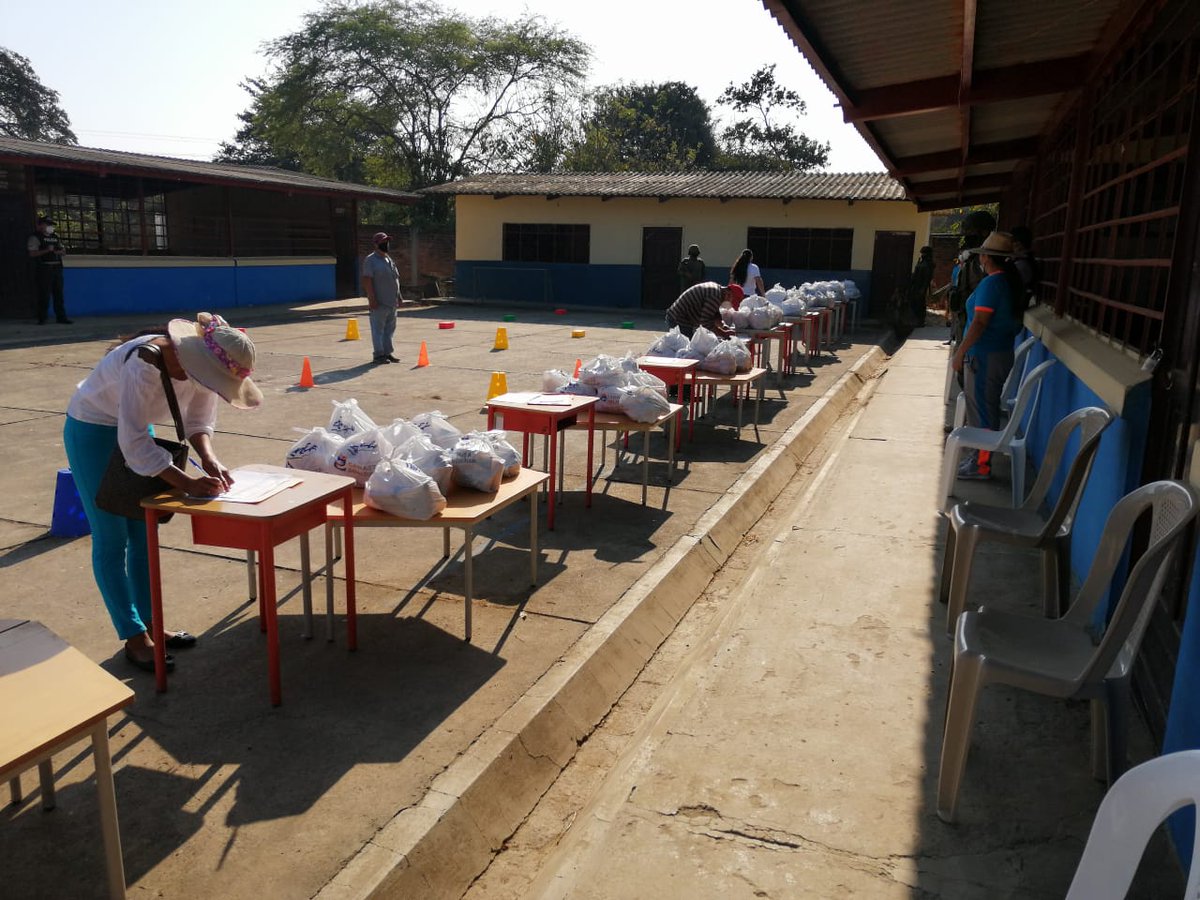 luisbtte80's tweet photo. Visita: Escuela de Educación Básica Luis Felipe Borja- Parroquia Paletillas, constatando la correcta entrega de #AlimentaciónEscolar. Padres acudieron con mascarilla y guardaron distanciamiento. Nos acompaño Fuerza Armada y autoridades del lugar. #MinEducEc https://t.co/N3ZcIjFViK