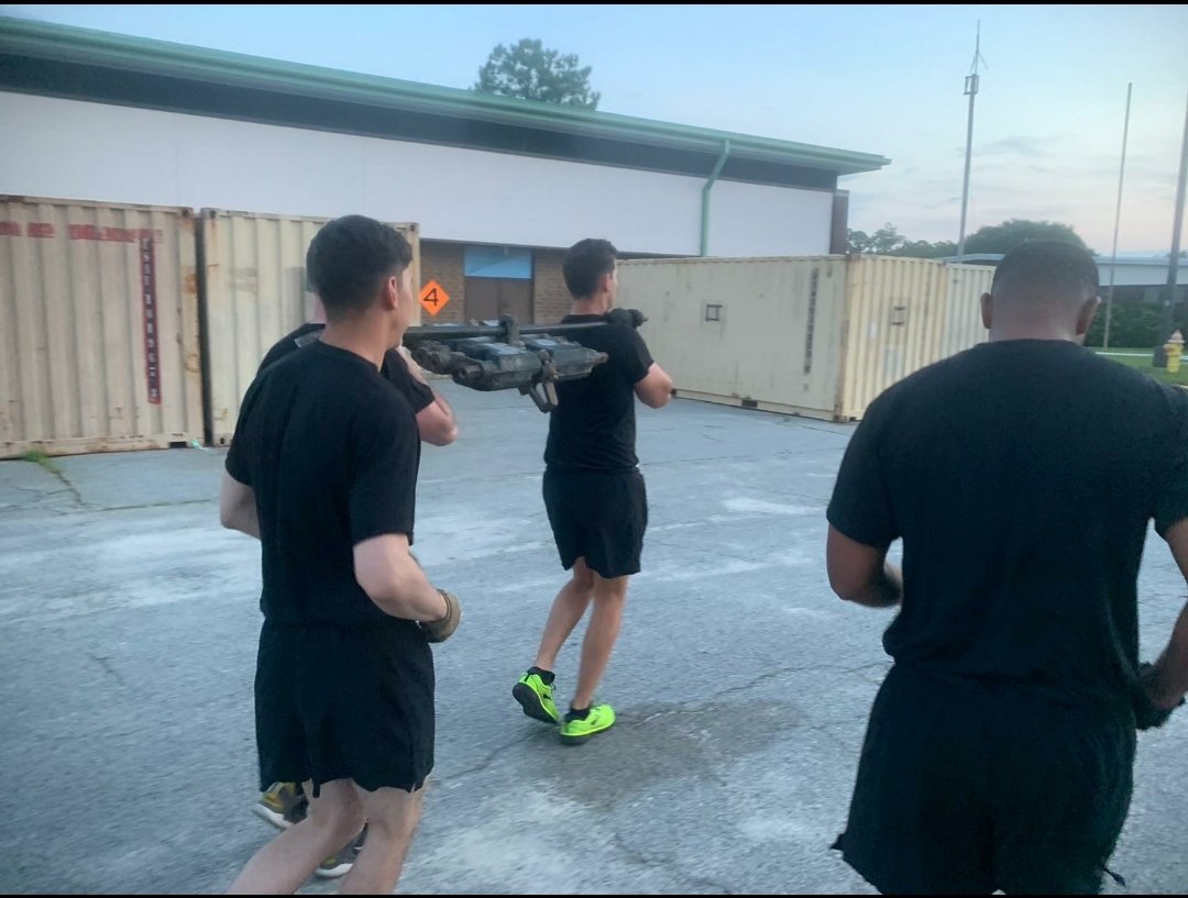 Desert_Rogues's tweet photo. This morning Desert Rogue Officers displayed their dedication to the Armor culture by incorporating carrying track into PT this morning. In between each intense station Rogue officers brought along their track and tanker bar.

#wepierce #armor #leaders #ROTM https://t.co/8EgOcUNoYQ
