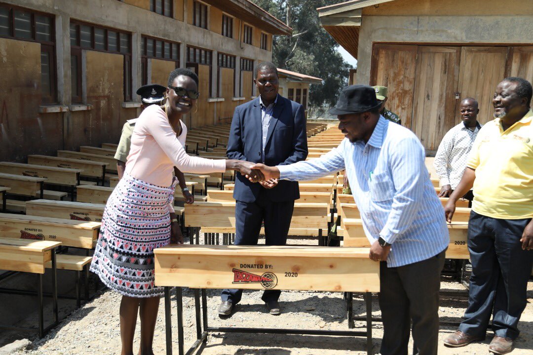 TuliaTrust_org's tweet photo. Naibu Spika @TuliaAckson kupitia Taasisi ya @TuliaTrust_org amepokea msaada wa madawati 200 kutoka shirika la TAZAMA ambayo yatasambazwa katika Shule mbalimbali jijini Mbeya baada ya taasisi hiyo kuomba ushirikiano wa TAZAMA kuwasaidia Wanafunzi wanaosoma katika mazingira magumu. https://t.co/ZAM77v6HO7