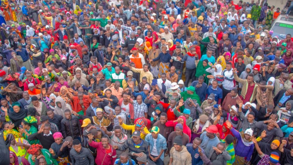 CloudsMediaLive's tweet photo. Wakazi wa Arusha wamejitokeza kwa wingi kuipokea treni ya mizigo ya majaribio iliyowasili leo ikiwa ni miaka 30 tangu safari ya mwisho ya treni kufanyika #CloudsDigitalUpdates https://t.co/e0zWaKvnZM