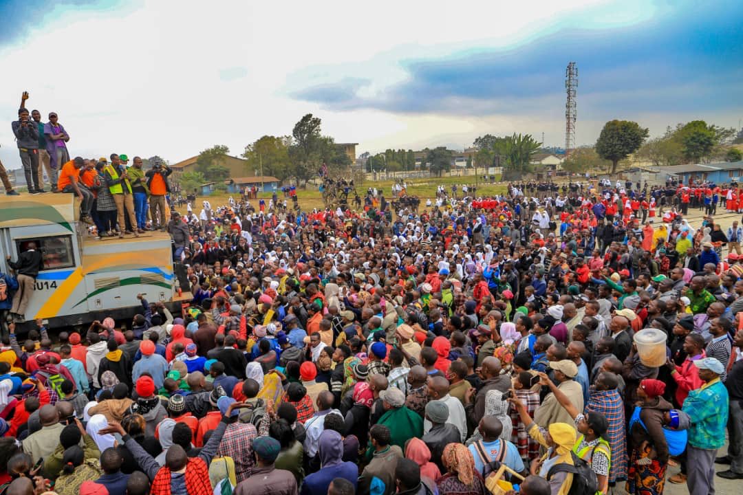 CloudsMediaLive's tweet photo. Wakazi wa Arusha wamejitokeza kwa wingi kuipokea treni ya mizigo ya majaribio iliyowasili leo ikiwa ni miaka 30 tangu safari ya mwisho ya treni kufanyika #CloudsDigitalUpdates https://t.co/e0zWaKvnZM