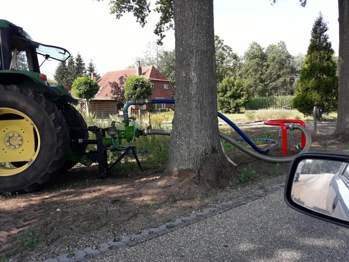 .<a href="/Vitens/">Vitens</a> roept de mensen op zuinig te zijn met drinkwater, terwijl wij nu al voor de tweede keer constateren dat er illegaal wordt afgetapt, en dan met duizenden liters per uur! (Lankerdijk in Westendorp). Dit is tevens een economisch delict; de consument betaalt wèl!