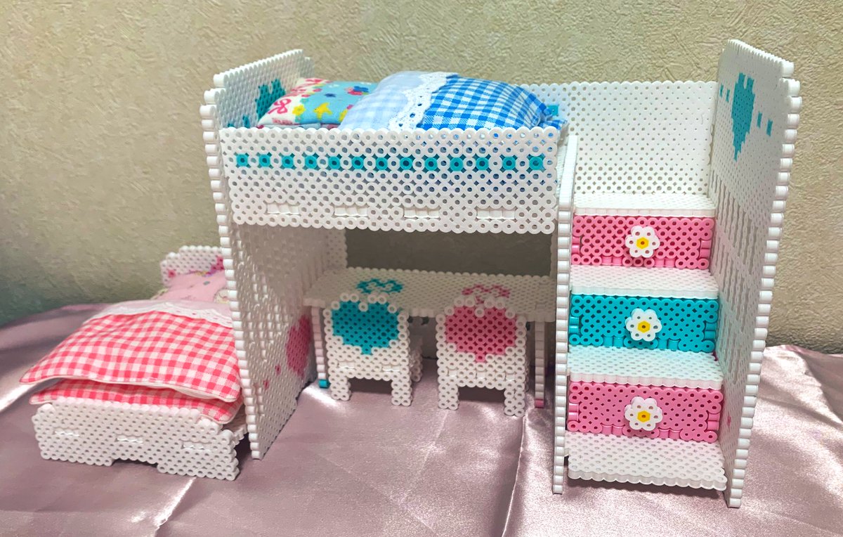 Miwa ミキちゃん マキちゃんのベッドも 娘から 注文を受けました あれ作ってー これ作ってー があるので作る物に統一性無いです 笑 家にあるベッドを参考に作りながら組み立ててます お布団も作ってあげました アイロンビーズ リカちゃん