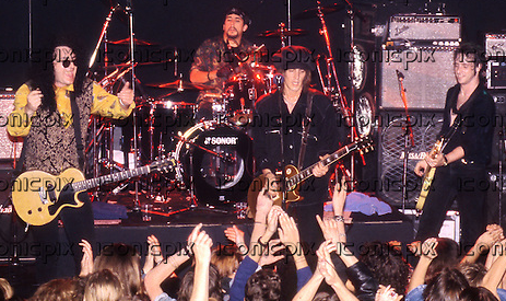 SongBirdyGirl's tweet photo. Izzy Stradlin playing at the Mean Fiddler in England with the Ju Ju Hounds.
#izzystradlin #izzystradlinandthejujuhounds #gunsnroses #gnr #rickrichards #georgiasatellites #thegeorgiasatellites #charliequintana #plugz #meanfiddler #themeanfiddler #1990s #90s #90smusic #90srock https://t.co/aSOMwaO7Kz
