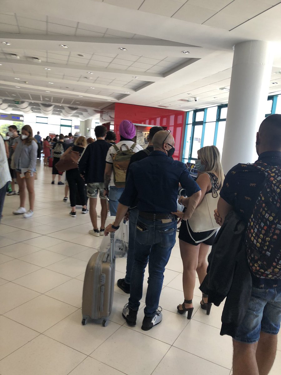 mattwisdom10's tweet photo. @easyJet @easyJet_press  what’s the point of paying for priority boarding if we have to board with everyone else? 
#easyjet #poorservice https://t.co/9XWP3bUrPQ