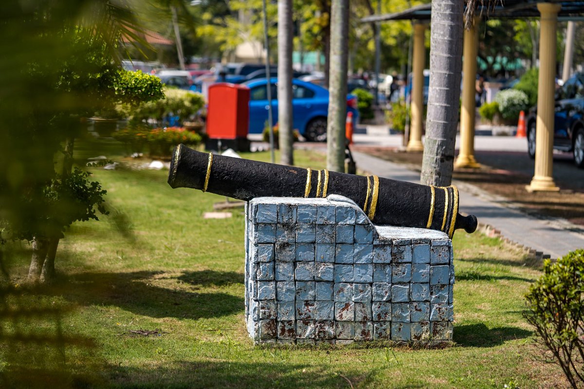 TelukIntanTrail's tweet photo. The 18th signage featuring the Old Cannons was erected today at the compound of the Lower Perak District &amp; Land office, supervised by our Heritage Trail Project Manager Mr.Maniam Sinnasamy. Our trail is shaping up fast, so do visit us when you are in town! https://t.co/2NFH2381vm