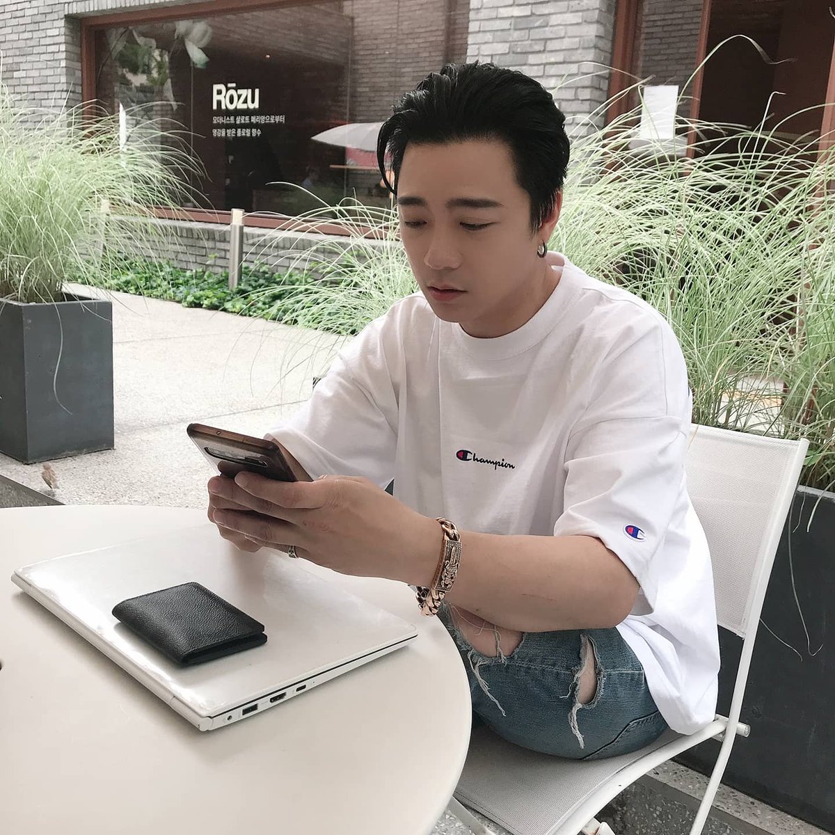 "work hard"

#아웃사이더 #작업 #새앨범 #workhard