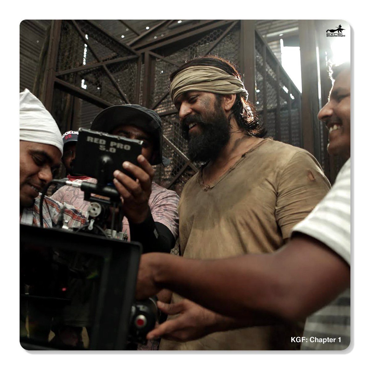 Box_Office_BO's tweet photo. A still of @TheNameIsYash from #KGFChapter1 💥. 

#Yash #kgfchafter2 https://t.co/HGhKH4JnVd