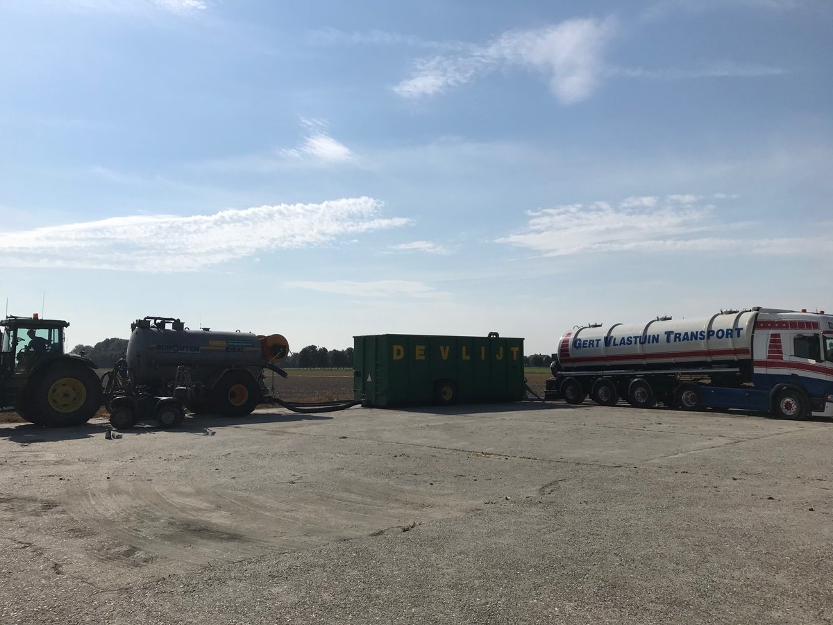 Compost, geitenmest, rundveemest, egaliseren en groenbemesting zaaien. Deze week  gaan er enkele tienduizenden euro’s de bodem in zonder dat daar direct resultaat van terug komt. Bodembeheer vergt een langetermijnvisie visie, zou mooi zijn als de overheid/regelgeving die ook had!