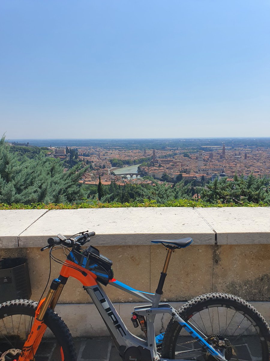 G_Westerhold's tweet photo. Stadterkundung #verona bei 33+ Grad empfinde ich normalerweise eher als Qual. Thx #cubestereohybrid160 ist es trotz drückender Hitze einfach nur fantastisch😍 https://t.co/f20Ms2WBCj
