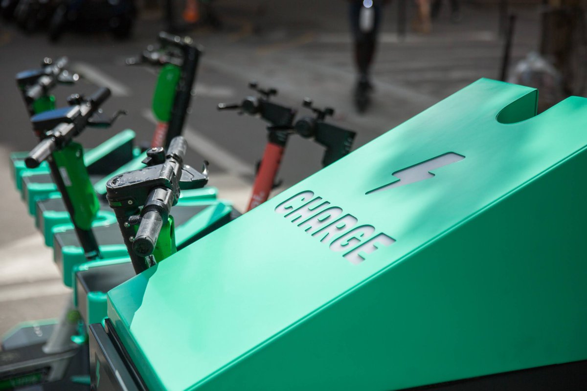 Quebec_FR's tweet photo. 🛴 Des stations de recharge de trottinettes électriques conçues par les Québécois de #PoitrasIndustries sont maintenant déployées à @Paris.

Installées par @GetChargedInc, elles sont alimentées de manière autonome par #ÉnergieVerte !

En savoir plus :
https://t.co/1WRbkVuvh7 https://t.co/eU6gQYUrnD
