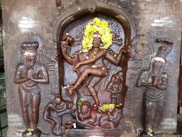 Madurai Meenakshi temple, TN

- Arudra Darshan of Lord Shiva at his Cosmic Dance -  Lord Nataraja

- Dancing Nataraja on dwarf demon, holding damaru & agni.
The right front hand showing Abhaya mudra and the left one in gaja hasta mudra.

#MaduraiMeenakshi #temples
#Architecture