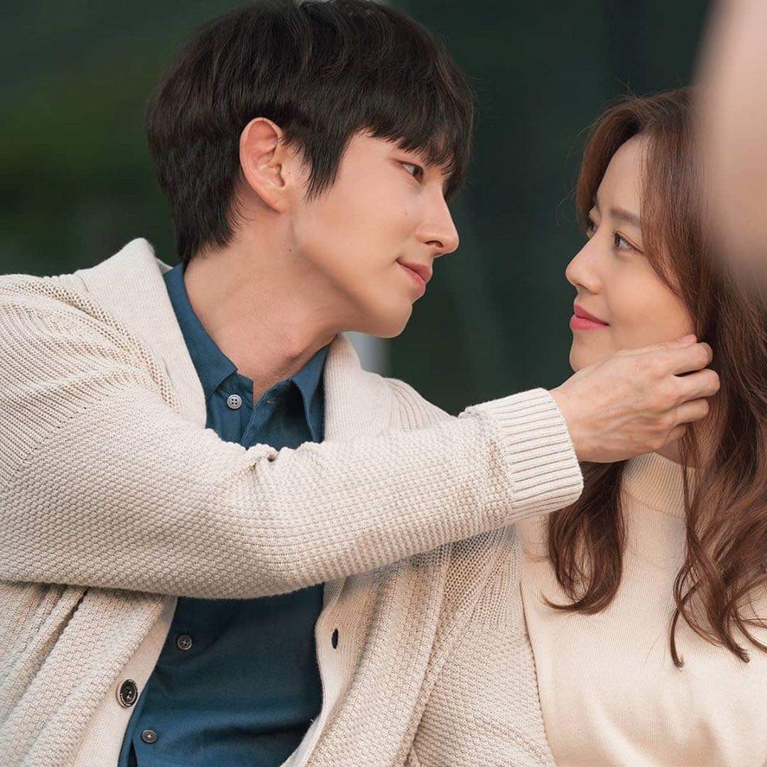 Iloveseries16's tweet photo. #FlowerofEvil  เปิดเรื่องมาดีมากนอ.กับพอ.แต่งงานกันแล้วมีลูกด้วยกัน1คน แต่มันมาลุ้นตรงที่ในอดีตพอ.เคยเป็นคนที่ถูกกล่าวหาว่าเป็นฆาตกรต่อเนื่องปัจจุบันก็ทำงานเป็นช่างเ��ล็กส่วนนอ.เป็นตำรวจที่ดันได้ไปสืบคดีสามีตัวเองโดยที่นอ.ไม่รู้เรื่องในอดีตพอ.เลย  #ซีรี่ย์เกาหลี #ซีรี่ย์แนะนํา https://t.co/zZS9sWWVzs