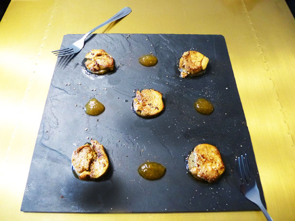 CookingCook1's tweet photo. #recette #cuisine #foiegras #poires Pour vos repas de fêtes ou en apéro, découvrez une recette minute : les Bouchées de foie gras poêlé sur lit de poires sautées. A servir avec un confit de figues ! La recette est dispo sur : https://t.co/B3bbYu4Yhy https://t.co/DgRmnZF7Hd