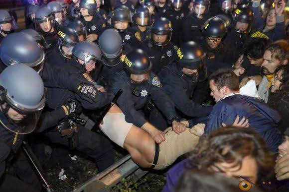 Массовые беспорядки ответственность. Протесты в Фергюсоне. Массовые протесты в США 2014. Протесты в Фергюсоне 9 августа 2014 США.