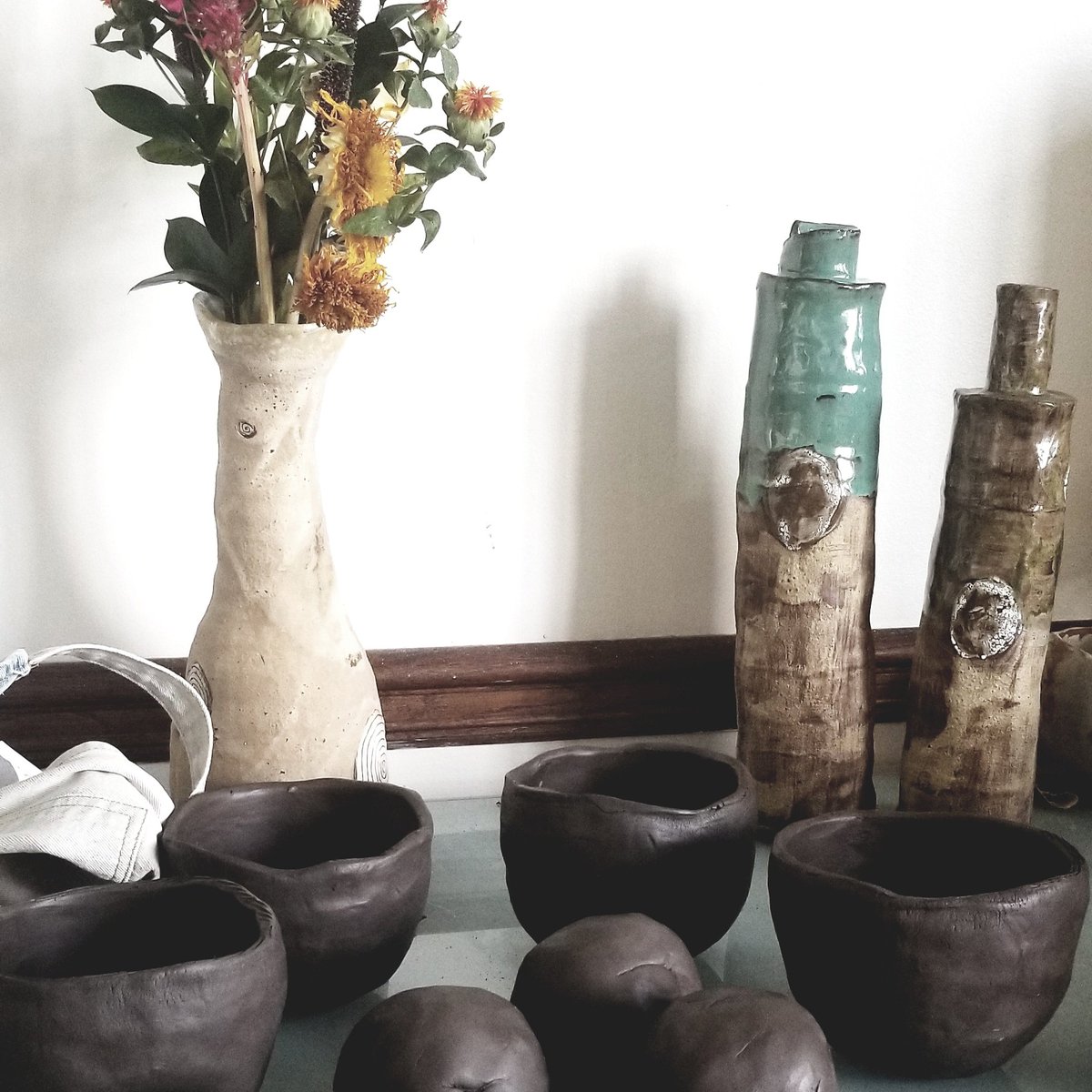 DeborahAnnGates's tweet photo. Working with dark clay again!  #pottery #handbuilder #ClarityThroughClay https://t.co/bzijXrCpGg