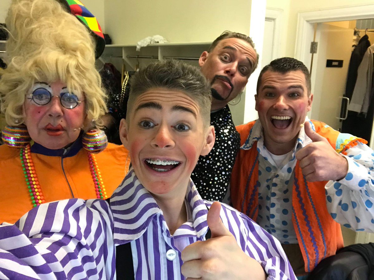 TommyJENTS's tweet photo. #throwbackthursday to Pantomime with @Trio_Entertain what a great tour it was !
#comedy #Panto #juggler #crazy #pantomime2020 #juggle #unicycle #comic #trio #yellow #yellowdress #circus #theatrekid #theatrearts
#. #keepsmilling ๐ https://t.co/eeCA1WWyKQ