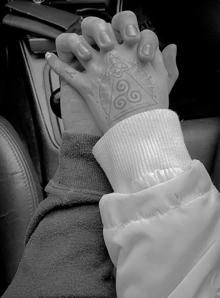 Hoy hace 1 año 3 meses que estoy con mi novia, me siento re feliz por todo este tiempo, pasamos miles, muchas cosas lindas y fuertes. 
Pero superamos todo, una conexión incomparable y una unión que hasta ahora no me había pasado.