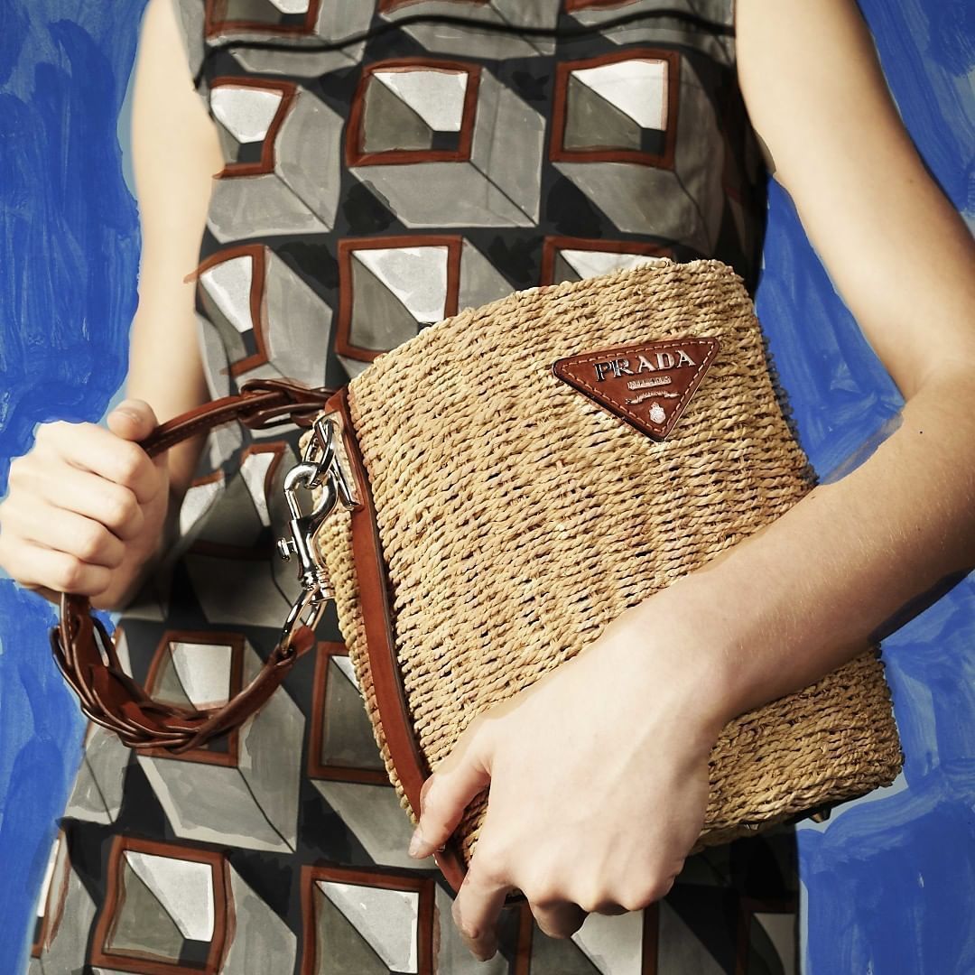 Prada Japan デニムやワンピースなどにぴったりの 夏のスタイリングに欠かせない プラダ バケットバッグ T Co Bn0p6rlf8l Prada Pradaprefall Paintedinprada Prada Japan デニムやワンピースなどにぴったりの 夏のスタイリングに欠かせない プラダ バケットバッグ T Co Bn0p6rlf8l Prada Pradaprefall Paintedinprada