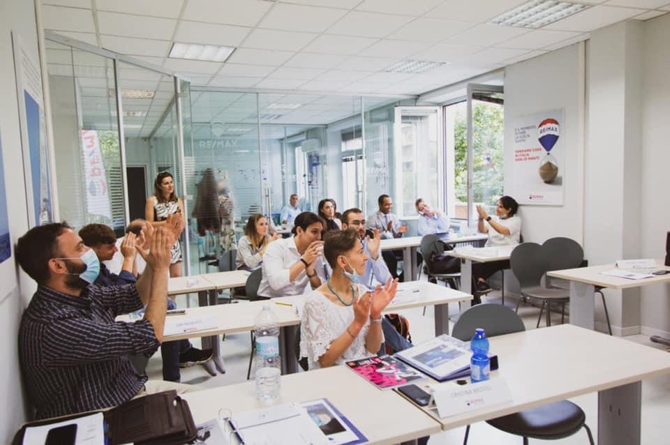 RemaxITICasaRE's tweet photo. Corso di #formazione ad alto impatto RE/MAX ITI Casa RE  per costruire una carriera di successo nel settore #immobiliare. Partecipa alle selezioni del 26-27 agosto e del 3-4 settembre. Invia il cv a candidati@gruppocasare.it. Per info 
📧 iticasare@remax.it
☎️ 800 904 888 https://t.co/TsqEPSKpDe