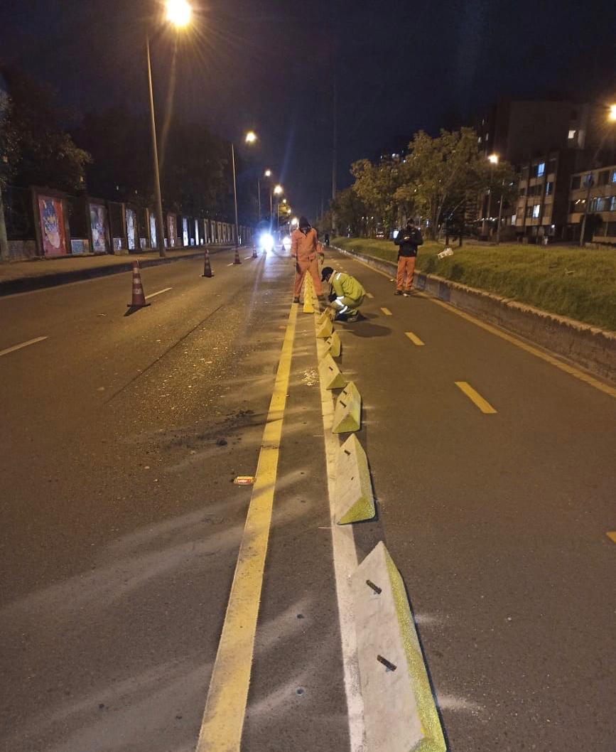 SectorMovilidad's tweet photo. #EstáPasando | Así avanzan los trabajos de señalización en la nueva ciclorruta de la calle 106 entre cra. 11 y cra. 9 en la localidad de Usaquén, generando más conectividad en la red de ciclorrutas. 

Son 7,21 km nuevos de ciclorrutas para la ciudad. https://t.co/FIMsUtXLxh