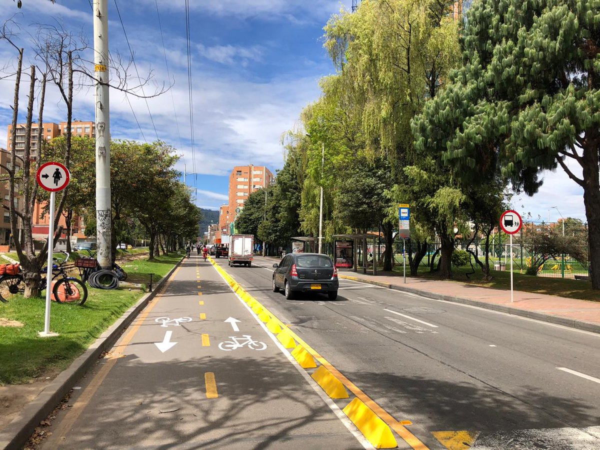 SectorMovilidad's tweet photo. #EstáPasando | Así avanzan los trabajos de señalización en la nueva ciclorruta de la calle 106 entre cra. 11 y cra. 9 en la localidad de Usaquén, generando más conectividad en la red de ciclorrutas. 

Son 7,21 km nuevos de ciclorrutas para la ciudad. https://t.co/FIMsUtXLxh