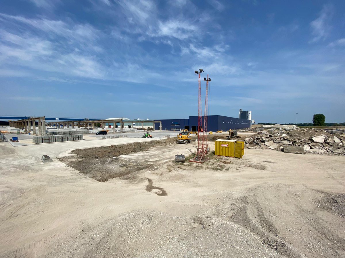 De terreinverharding bij <a href="/Betonson/">Betonson</a> in #Kampen door <a href="/Roelofsgroep/">Roelofs</a> in volle gang #debouwmaakthet