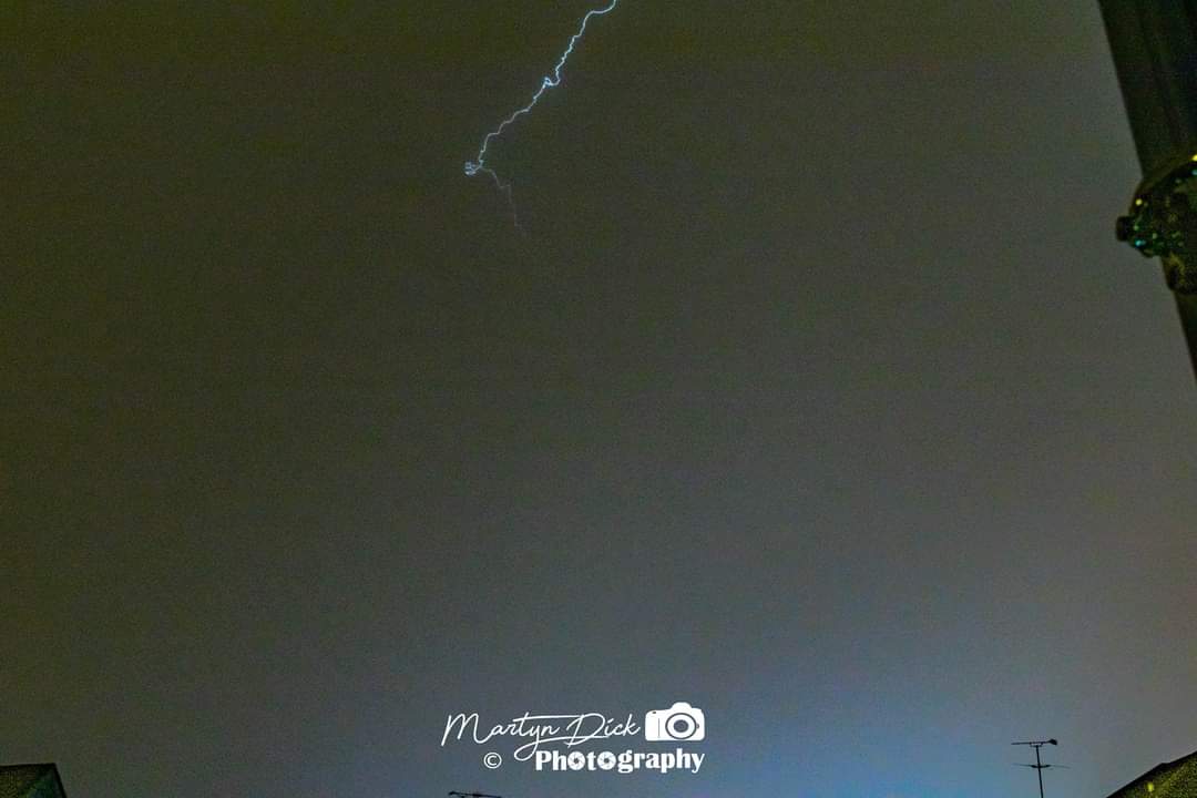 dick_martyn's tweet photo. Thunderstorm from last night that came out of nowhere

@BBCBristol
@bbcweather
@metoffice

#thunderstorm
#thunder
#lightning
#lightninguk
#summerstorm
#bbcweather
#bbcsouthwest https://t.co/KYCKqTt8Xs