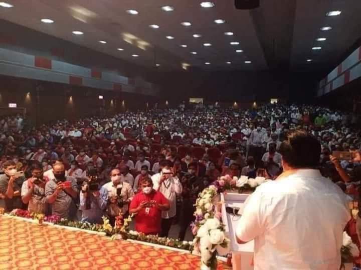 krunaljpastagia's tweet photo. Dear @narendramodi @PMOIndia @AmitShah Is this your BJP party president ?? Government not allowing people in Marriage and Funeral and @CRPaatil is doing such events in #Surat
Is this how you overcome Coivd -19 Pandemic?
#SaveSurat
#BJPSeNahiHoga
#Covid_19
#GujaratCoronaUpdate https://t.co/0vU4bF2L2B