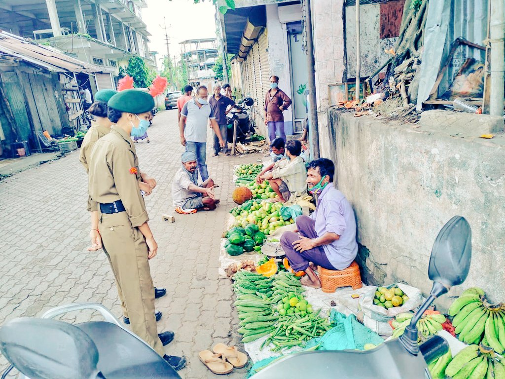 ProAssam's tweet photo. #HarKaamDeshKeNaam
#ExYogdan by #NCC #Golaghat commenced with SW #NCC #Cadets of #74Assam helping #DCGolaghat against #COVID19. They checked #soap, water & #sanitizer in shops & sensitised locals on wearing #facemasks & #handwashing. @SpokespersonMoD @HQ_DG_NCC @air_guwahati https://t.co/aPis8ZkTNM