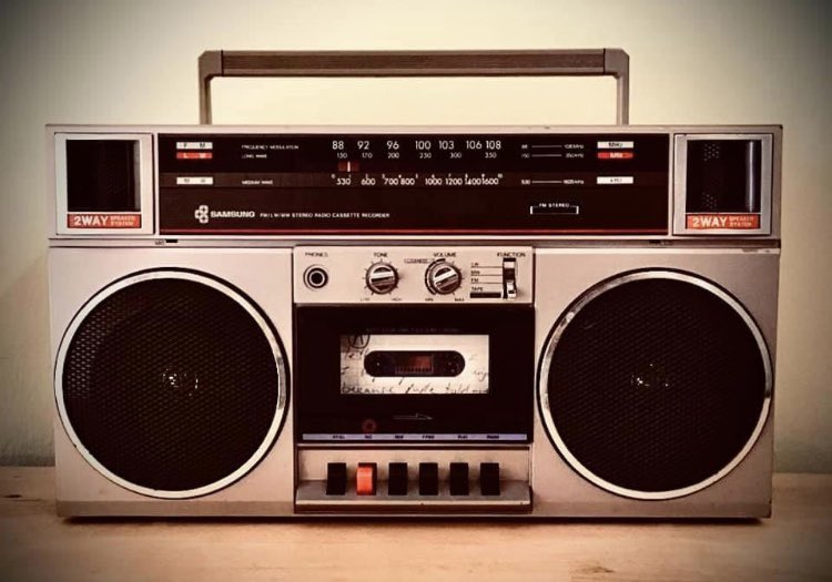 Juustarit's tweet photo. Psst... Saimme juuri korvanappeihimme tiedon, että tänään kannattaa virittää mankat YleX:n taajuudelle ja kuunnella Teppo Vapauden Uuden musiikin rockshowta klo 20-22: https://t.co/TfbUaL7Jzy

#juustopäät  #teppovapaus #loveispunk https://t.co/gZs5RhnZzO