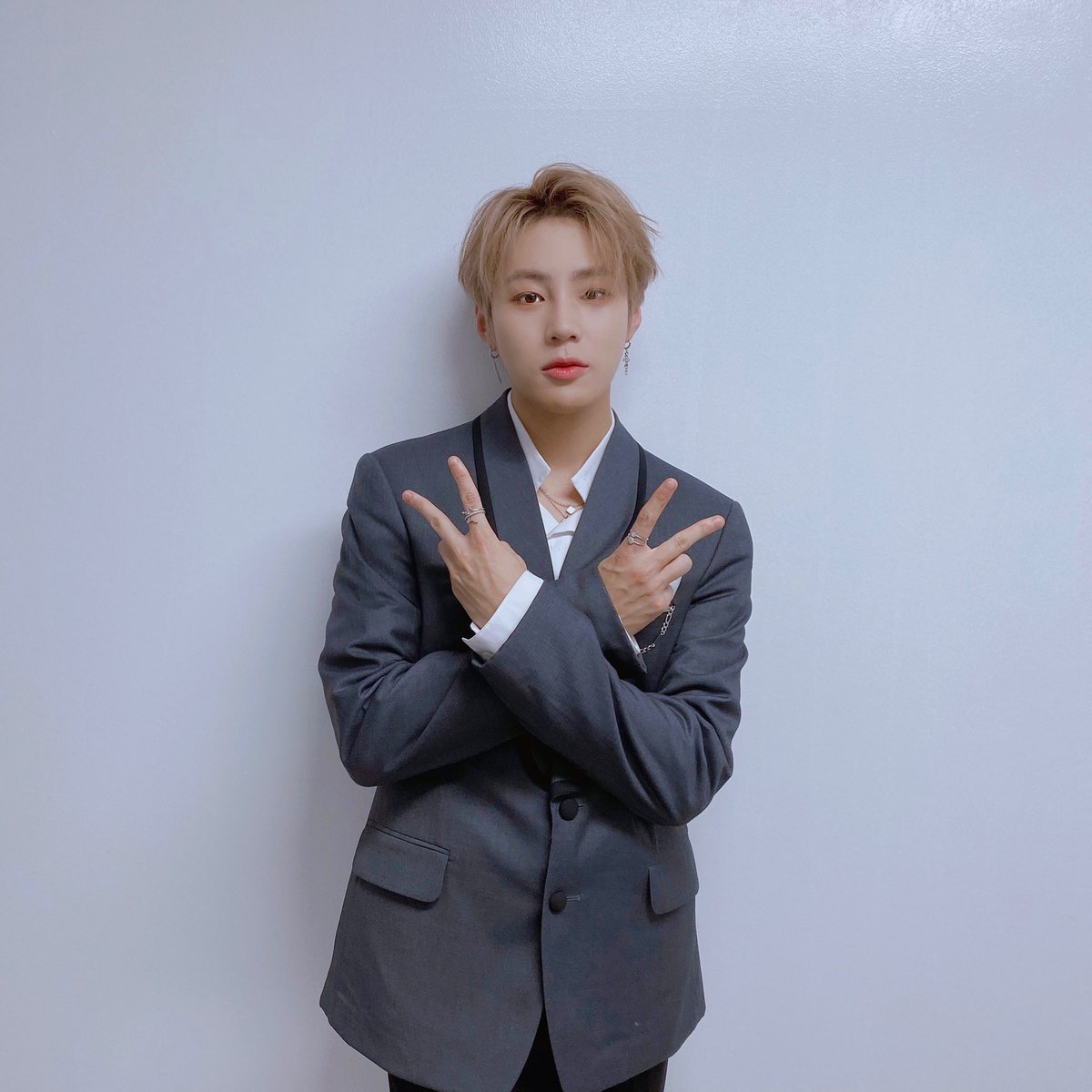 HSW_officialtwt's tweet photo. [☁]
⠀
구르미가 2020 소리바다 어워즈에서
‘신한류 보이스상’을 수상했습니다 🎉
⠀
구르미의 목소리를 사랑해주시는
전 세계 팬 여러분께 진심으로 감사드리고,
오늘 생중계와 현장에서 응원해주신
하늘 여러분 사랑합니다 💜💙💛
⠀
#하성운
#HASUNGWOON
#성운의_반짝이는별_하늘_수상축하해 https://t.co/QpFye4sC1n